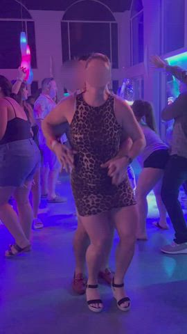 Amateur Bull Dancing Deepthroat Hotwife MILF Porn GIF