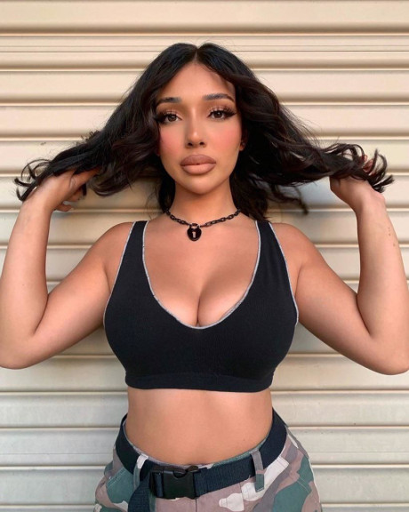 Kiara Marie Too Busty To Hide Busty Porn